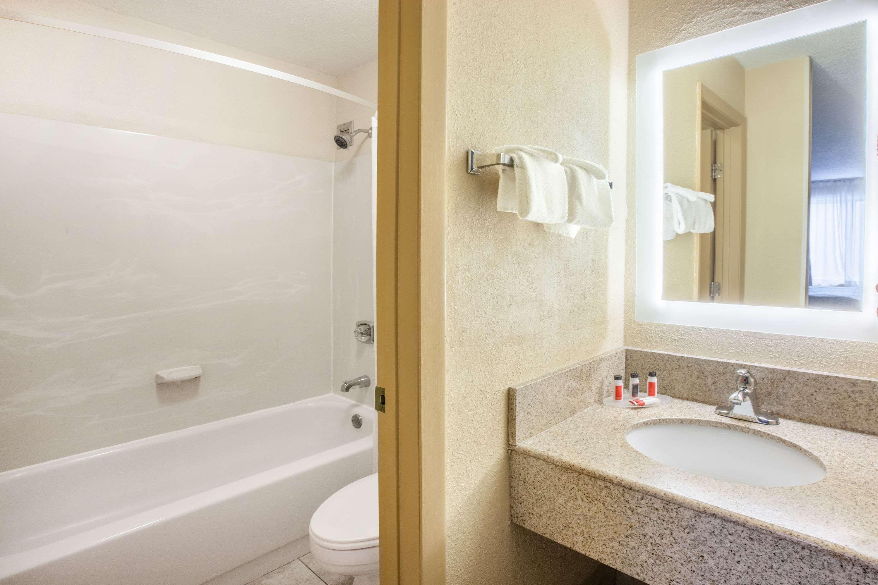 Howard Johnson By Wyndham Romulus Detroit Metro Airport Buitenkant foto