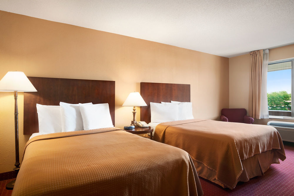 Howard Johnson By Wyndham Romulus Detroit Metro Airport Buitenkant foto