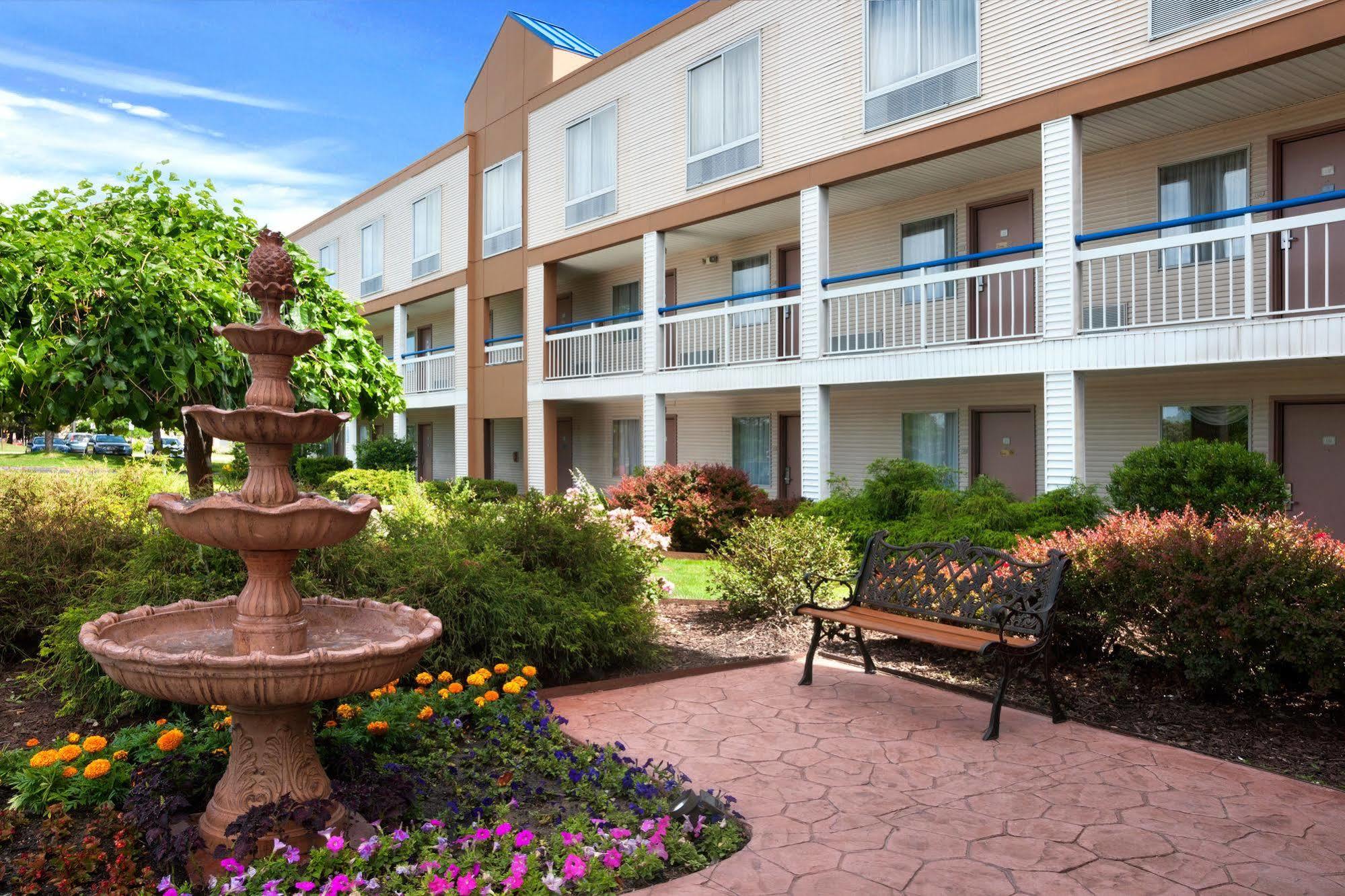 Howard Johnson By Wyndham Romulus Detroit Metro Airport Buitenkant foto