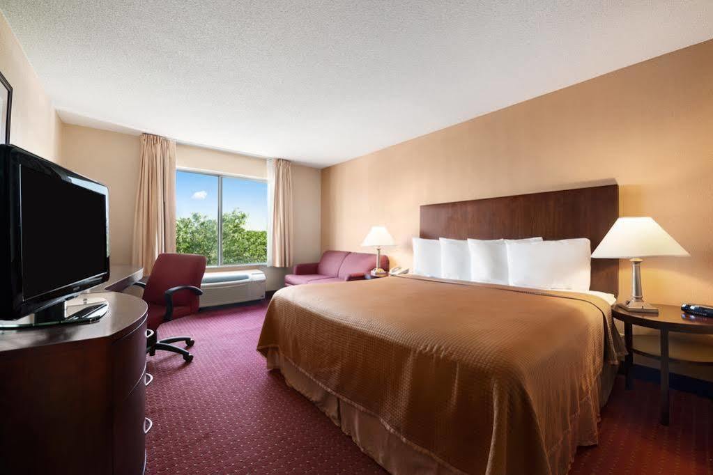 Howard Johnson By Wyndham Romulus Detroit Metro Airport Buitenkant foto